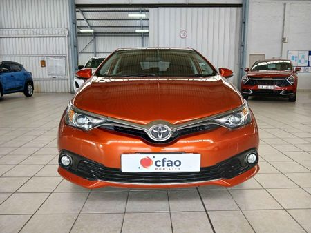 2015-Toyota-Auris-16-XS_3