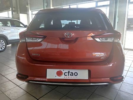 2015-Toyota-Auris-16-XS_4
