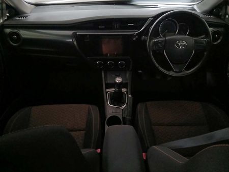 2015-Toyota-Auris-16-XS_5