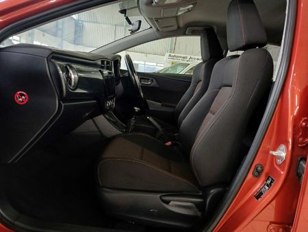2015-Toyota-Auris-16-XS_7
