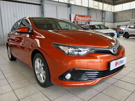 2015-Toyota-Auris-16-XS_8