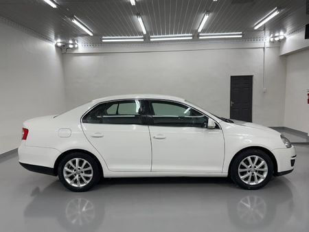 2010-Volkswagen-Jetta-14-TSI-Comfortline_3