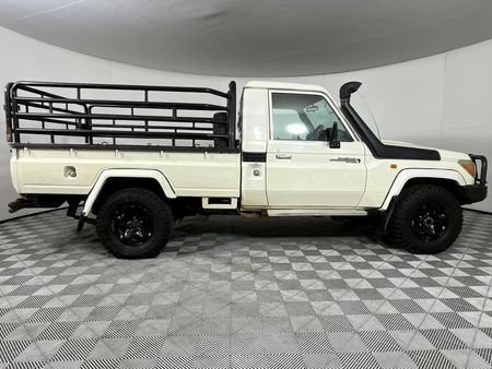2012-Toyota-Land-Cruiser-79-40-Single-Cab_11