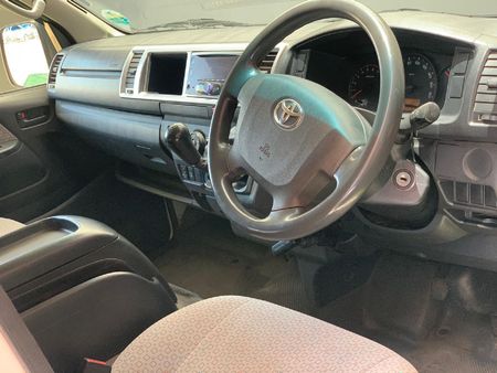 2018-Toyota-Quantum-27-10-seat_10