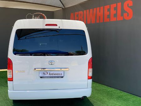 2018-Toyota-Quantum-27-10-seat_3