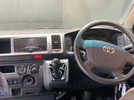 2018-Toyota-Quantum-27-10-seat_7