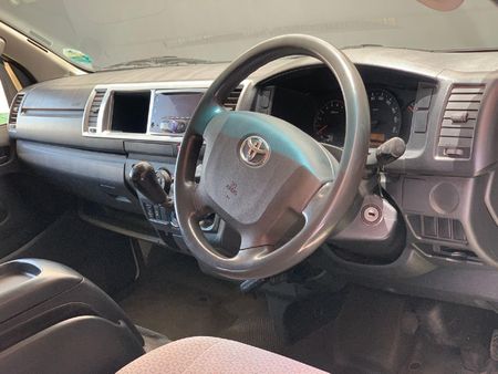 2018-Toyota-Quantum-27-10-seat_8