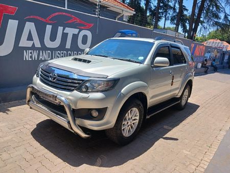 2014-Toyota-Fortuner-30-D-4D-Raised-Body_0