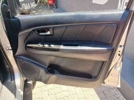 2014-Toyota-Fortuner-30-D-4D-Raised-Body_13