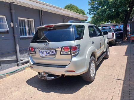 2014-Toyota-Fortuner-30-D-4D-Raised-Body_4