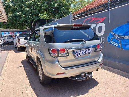 2014-Toyota-Fortuner-30-D-4D-Raised-Body_5