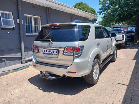 2014-Toyota-Fortuner-30-D-4D-Raised-Body_6
