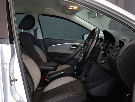 2017-Volkswagen-Polo-Cross-12-TSI_8