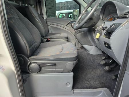2005-Mercedes-Benz-Vito-115-CDI-CrewBus_23