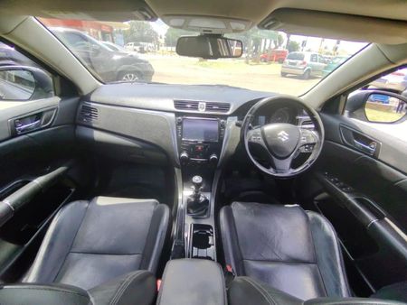 2011-Suzuki-Kizashi-24-SDLX_6