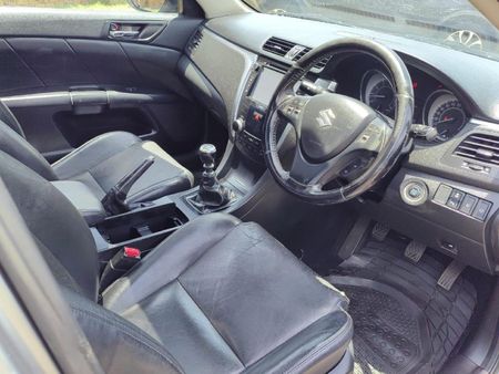2011-Suzuki-Kizashi-24-SDLX_7