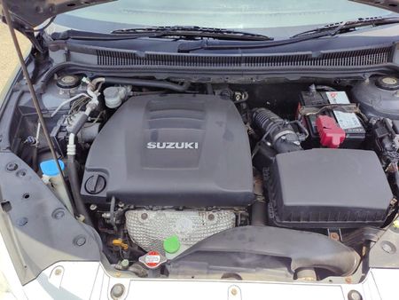 2011-Suzuki-Kizashi-24-SDLX_8