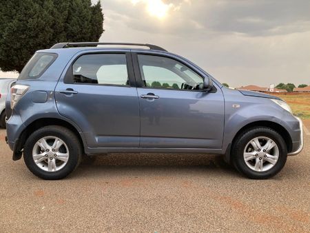 2011-Daihatsu-Terios-4x4_2