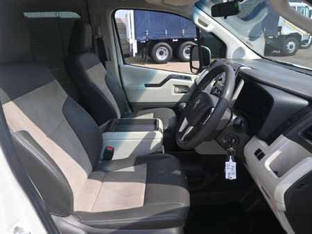 2019-Toyota-Quantum-28-GL-11-seat_3