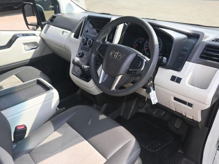 2019-Toyota-Quantum-28-GL-11-seat_4