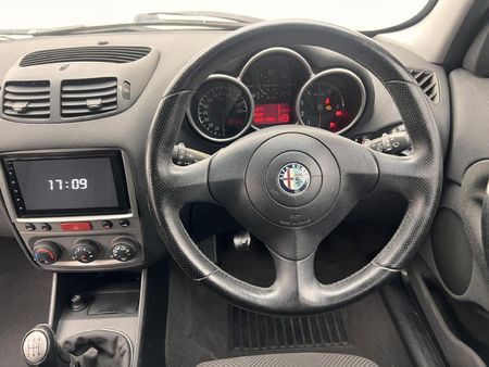 2005-Alfa-Romeo-147-16-5-dr-Twin-Spark_8