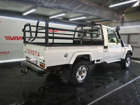 2015-Toyota-Land-Cruiser-79-45-4D-LX-V-Single-Cab_3