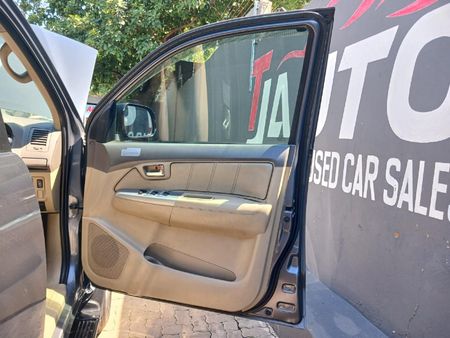 2013-Toyota-Fortuner-30-D-4D-Raised-Body-Auto_11