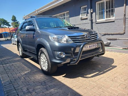 2013-Toyota-Fortuner-30-D-4D-Raised-Body-Auto_2