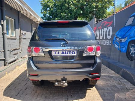 2013-Toyota-Fortuner-30-D-4D-Raised-Body-Auto_3