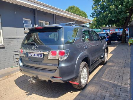 2013-Toyota-Fortuner-30-D-4D-Raised-Body-Auto_4