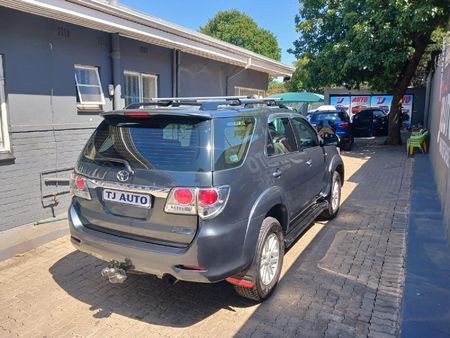 2013-Toyota-Fortuner-30-D-4D-Raised-Body-Auto_5