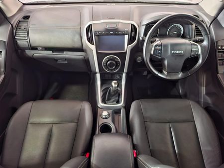 2020-Isuzu-D-Max-300-LX-4x4-Double-Cab_9