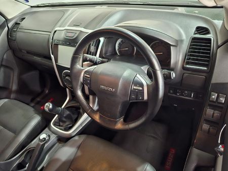 2020-Isuzu-D-Max-300-LX-4x4-Double-Cab_15