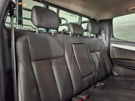 2020-Isuzu-D-Max-300-LX-4x4-Double-Cab_16