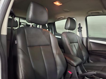 2020-Isuzu-D-Max-300-LX-4x4-Double-Cab_17