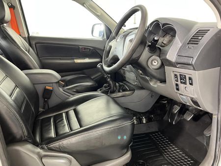 2013-Toyota-Hilux-25-D-4D-SRX-4x4-Double-Cab_9