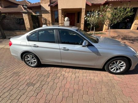 2012-BMW-3-Series-320i-Modern-Auto_2
