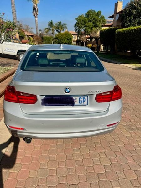 2012-BMW-3-Series-320i-Modern-Auto_3