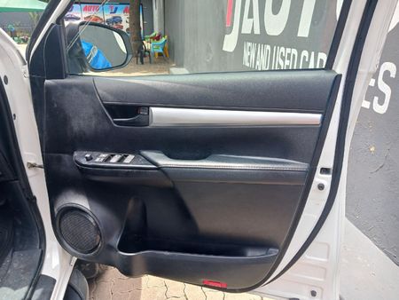 2023-Toyota-Hilux-24-GD-6-Raider-4x4-Double-Cab_11