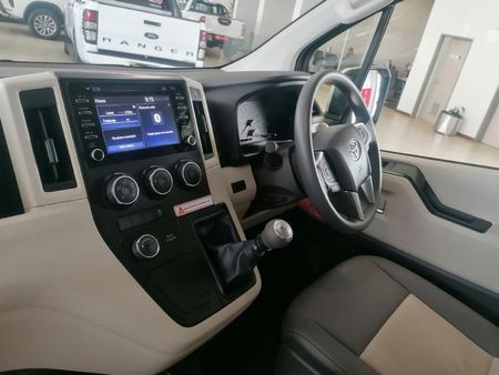 2024-Toyota-Quantum-28-GL-11-seat_12