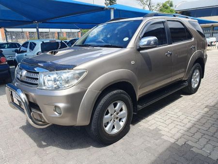 2010-Toyota-Fortuner-30-D-4D-Raised-Body-Auto_1