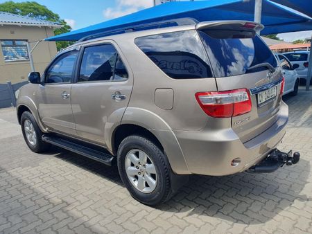 2010-Toyota-Fortuner-30-D-4D-Raised-Body-Auto_2