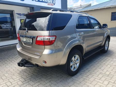 2010-Toyota-Fortuner-30-D-4D-Raised-Body-Auto_3