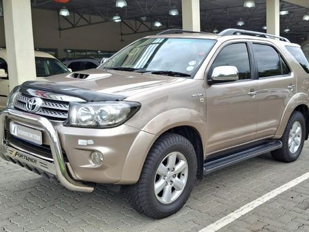 2010-Toyota-Fortuner-30-D-4D-Raised-Body-Auto_2