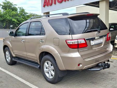 2010-Toyota-Fortuner-30-D-4D-Raised-Body-Auto_3