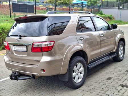2010-Toyota-Fortuner-30-D-4D-Raised-Body-Auto_5