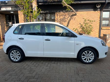 2011-Volkswagen-Polo-Vivo-14-Trendline-5-dr_1
