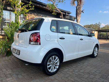 2011-Volkswagen-Polo-Vivo-14-Trendline-5-dr_2