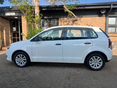 2011-Volkswagen-Polo-Vivo-14-Trendline-5-dr_4