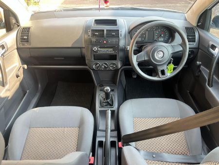 2011-Volkswagen-Polo-Vivo-14-Trendline-5-dr_6